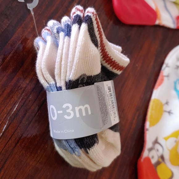 Nuby Bibs w rubber teether Newborn socks Boys - Picture 2 of 3